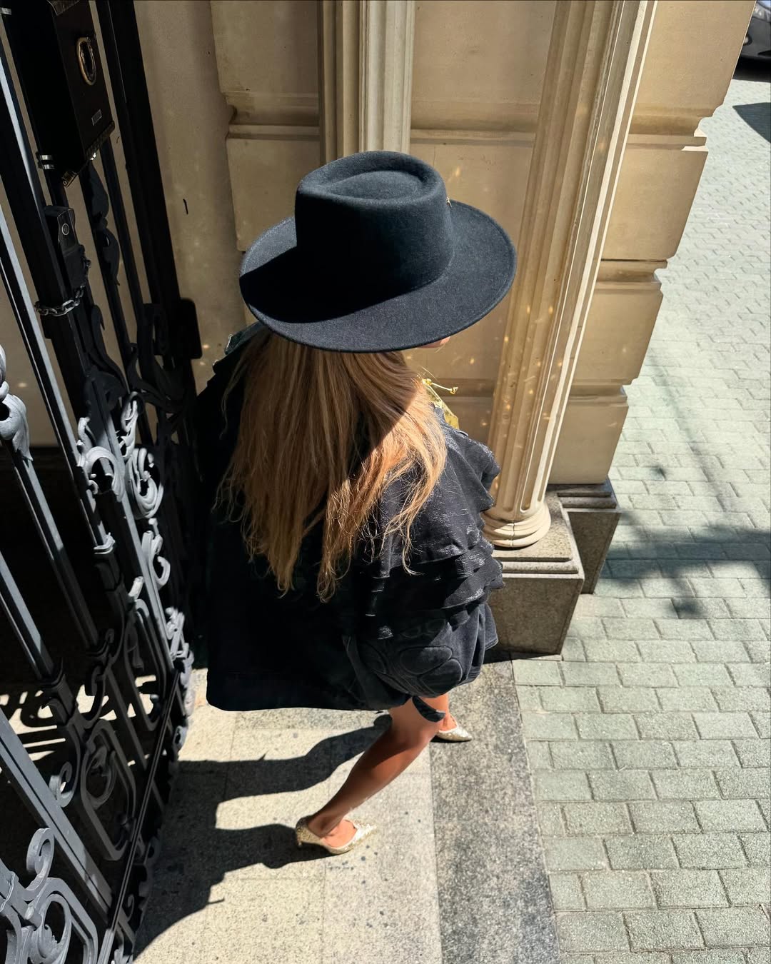 Influenserka nosi šešir