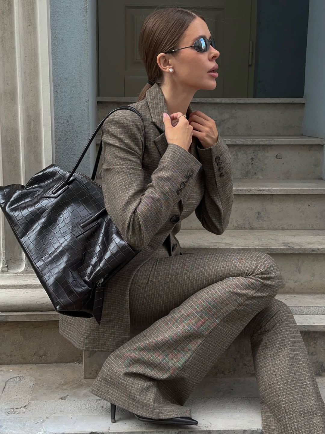 Influenserka nosi dugi sako