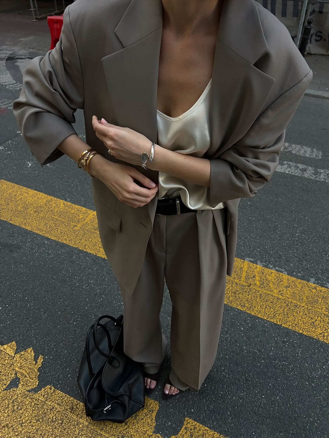 Sivi monohromatski outfit za jesen