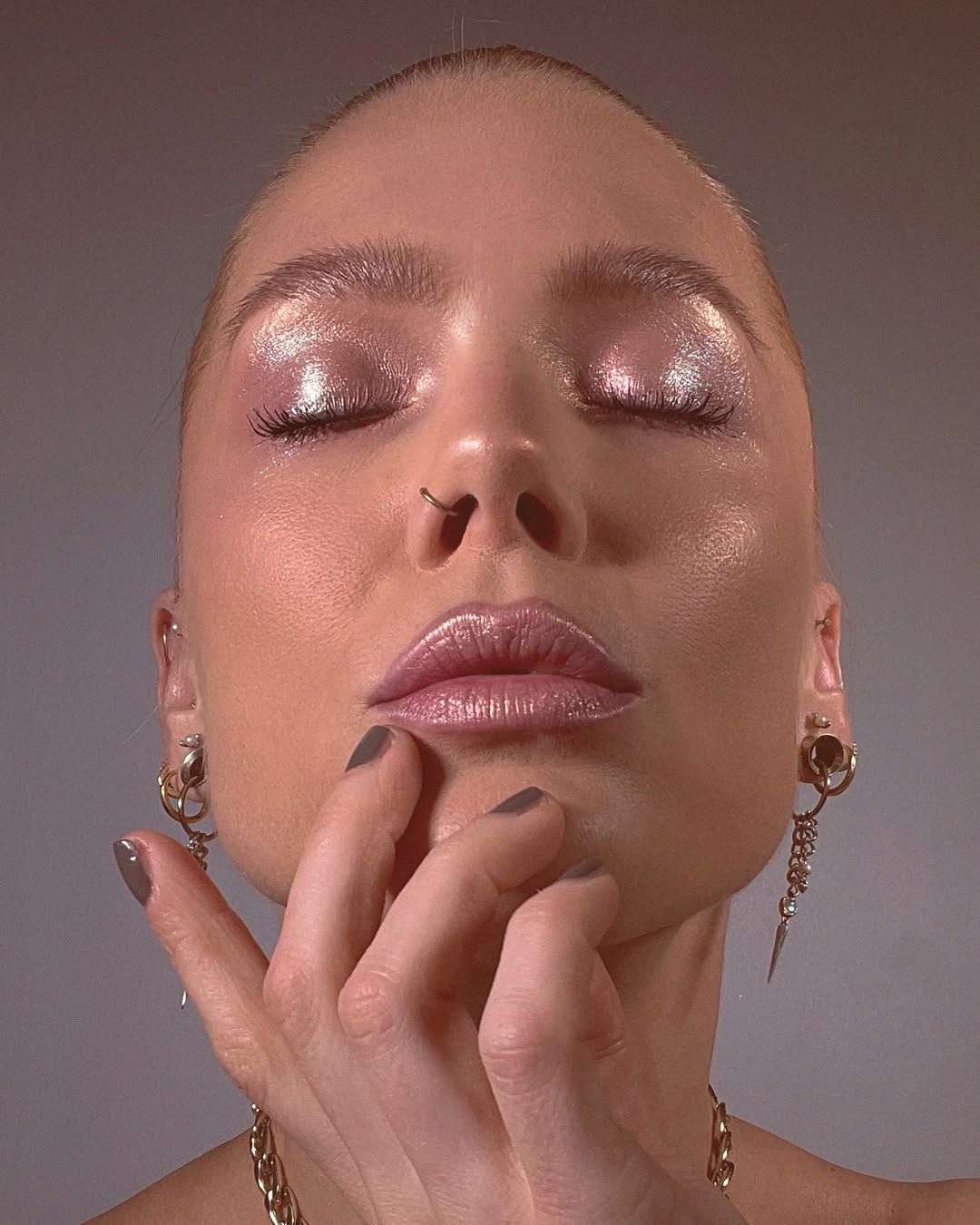 Influenserka nosi metalik šminku