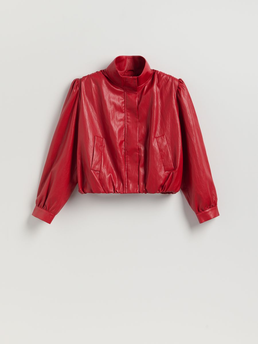 crvene jakne i kaputi