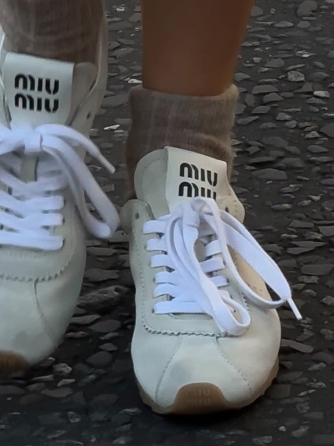 Bele patike za jesen 2025 