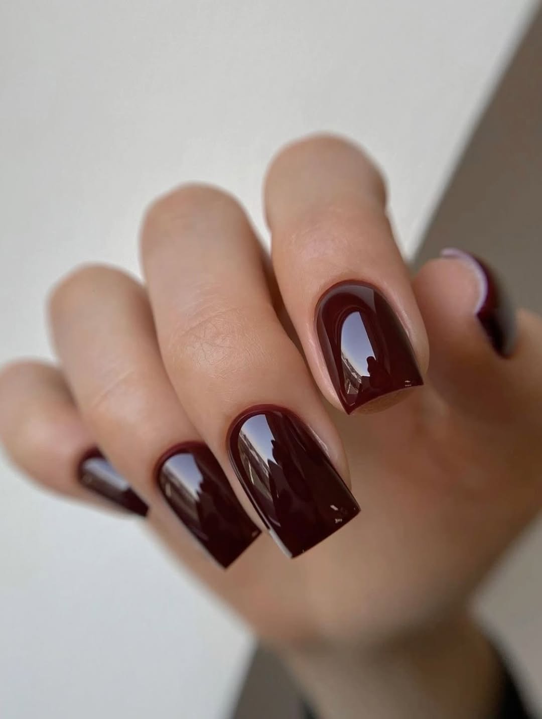 Burgundi lak za nokte je veliki jesenji trend, a ovi dugotrajni lakovi zaslužuju pažnju