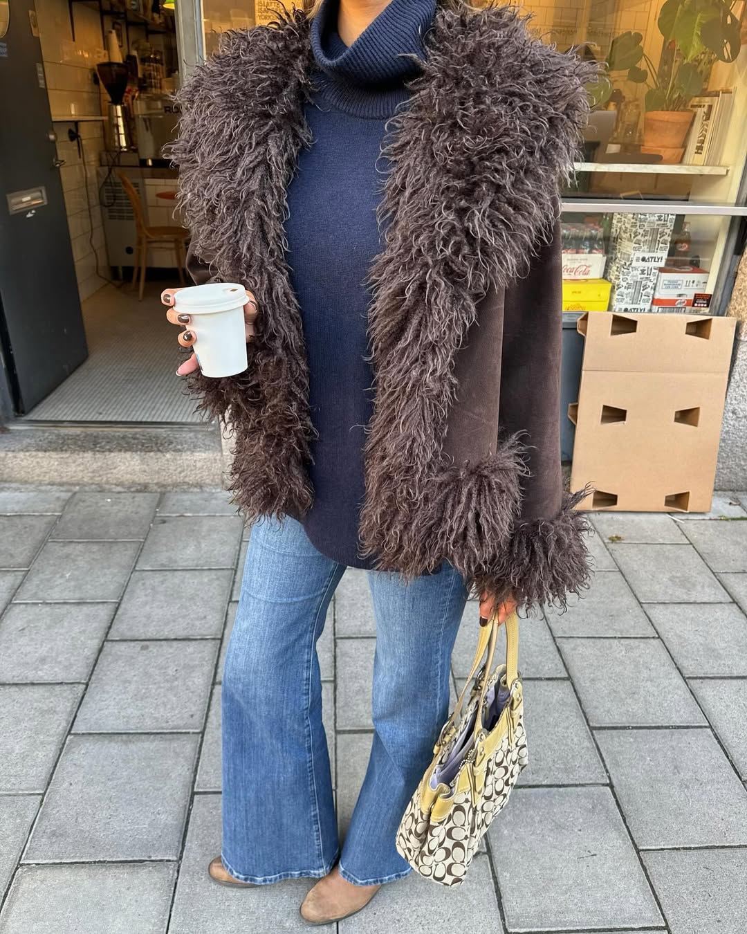 Jakne sa krznom oko vrata i rukava