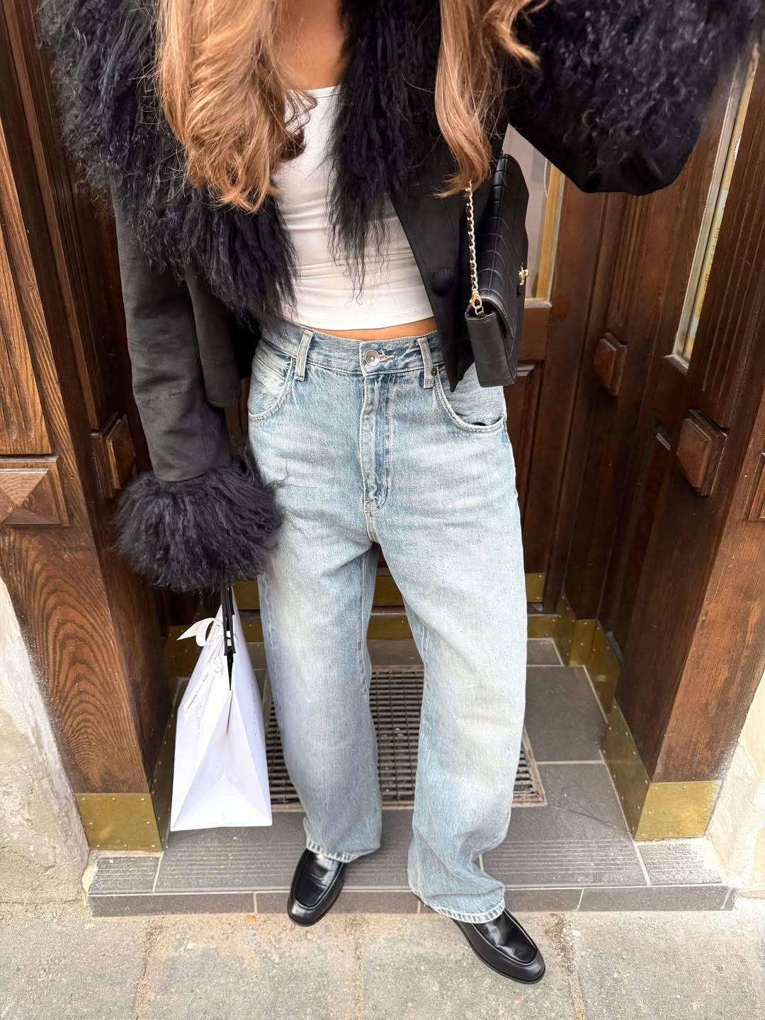 Jakne sa krznom oko vrata i rukava