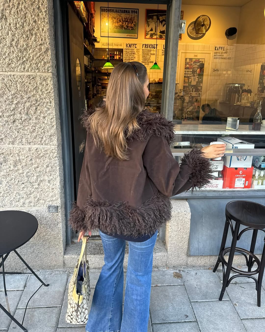 Jakne sa krznom oko vrata i rukava