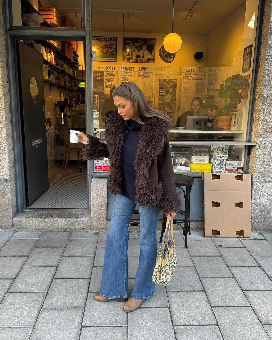 Jakne sa krznom oko vrata i rukava