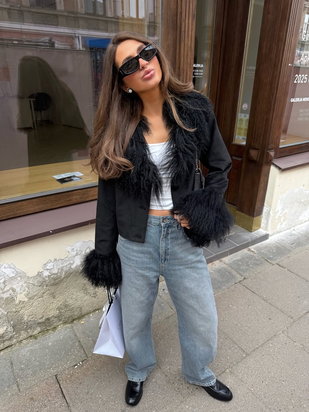 Jakne sa krznom oko vrata i rukava