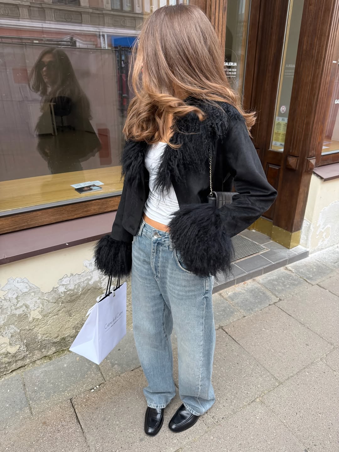 Jakne sa krznom oko vrata i rukava