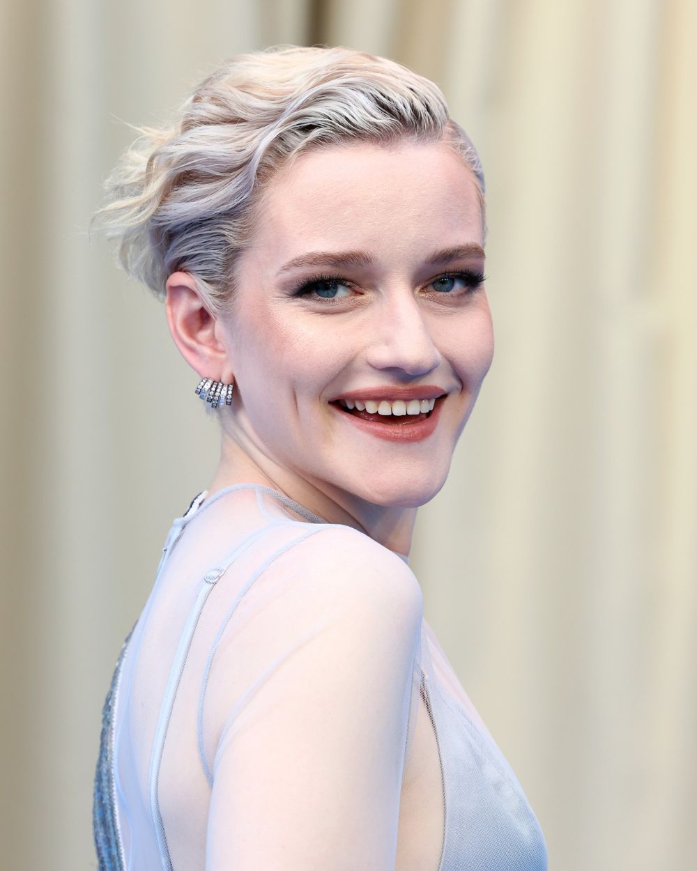 Julia Garner kao Madonna