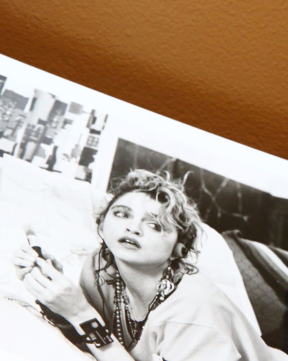 Julia Garner kao Madonna