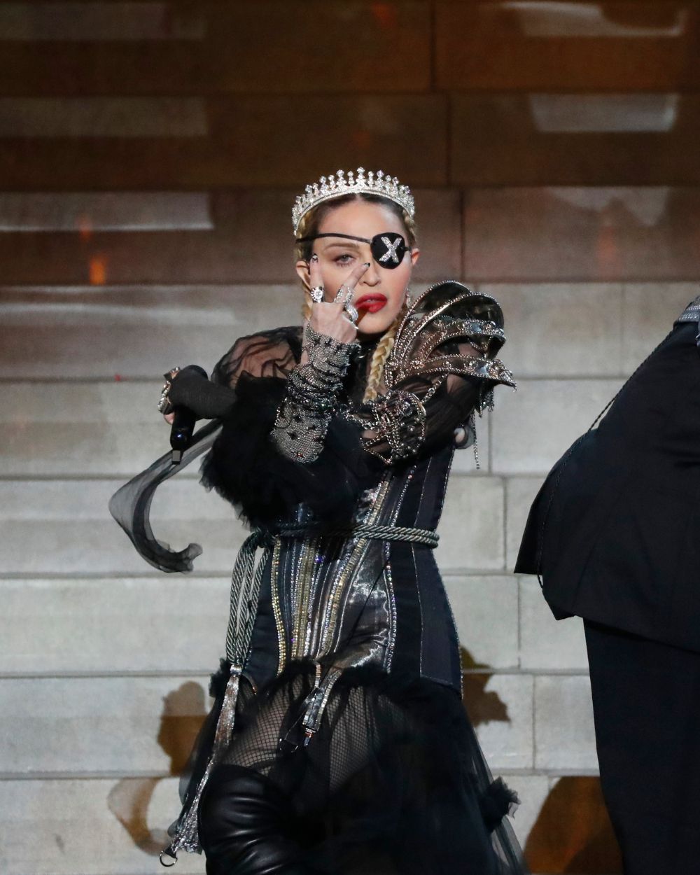 Julia Garner kao Madonna 