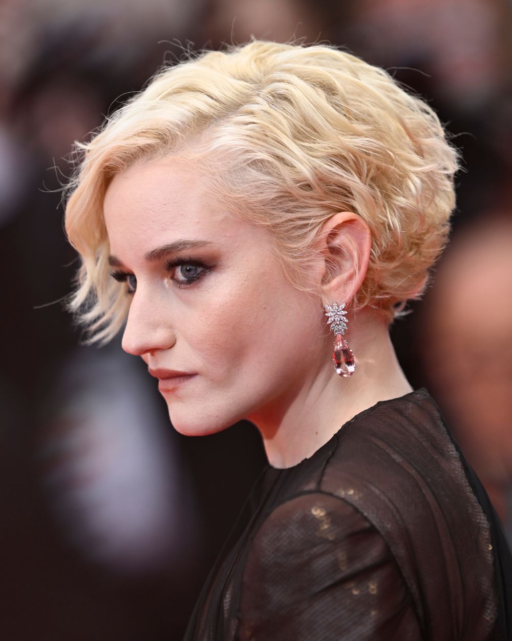 Julia Garner kao Madonna