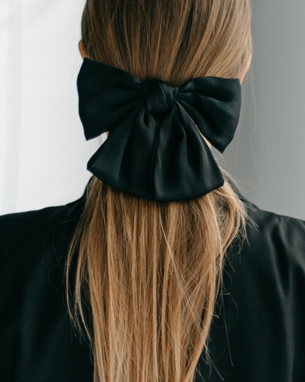 Mašne u kosi frizure u trendu jesen 2025