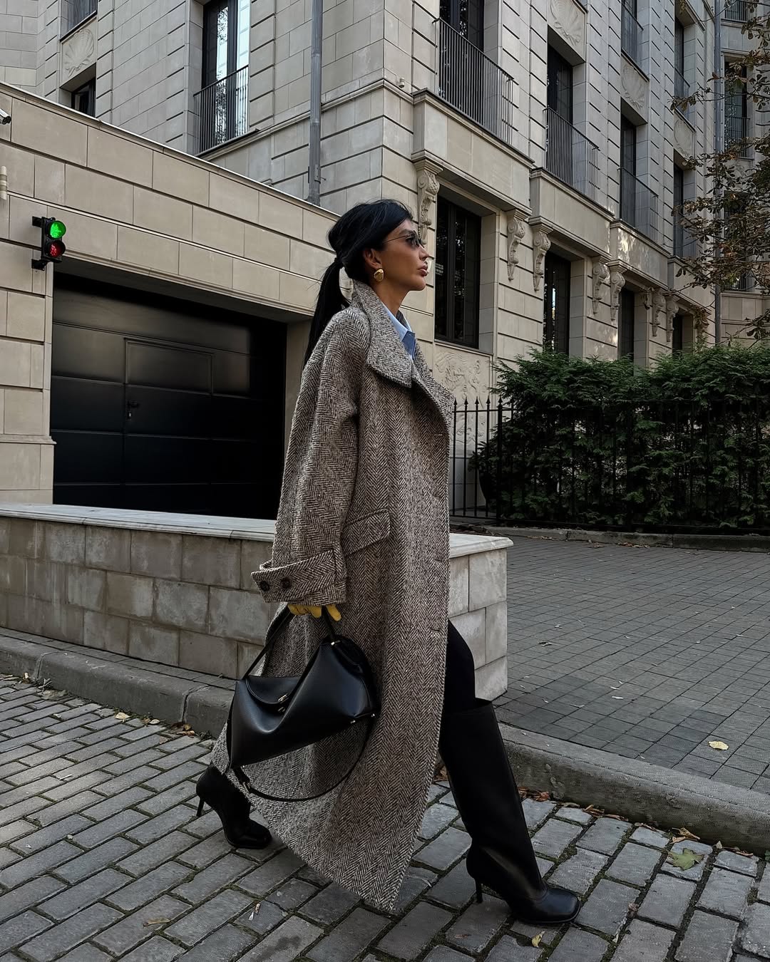 Influenserka u modernom kaputu