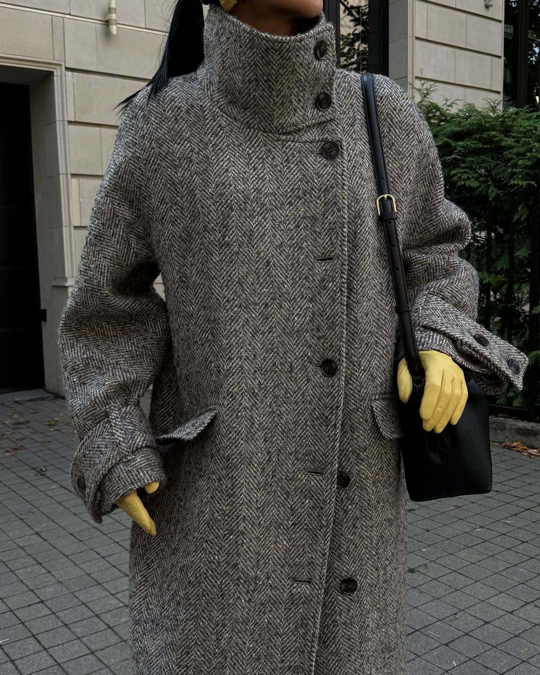 Influenserka u modernom kaputu