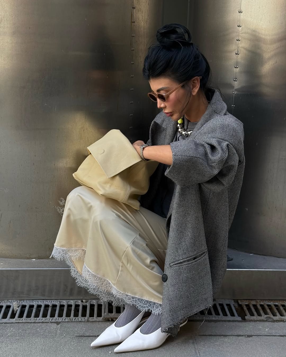 Influenserka nosi žutu torbu kao akcenat