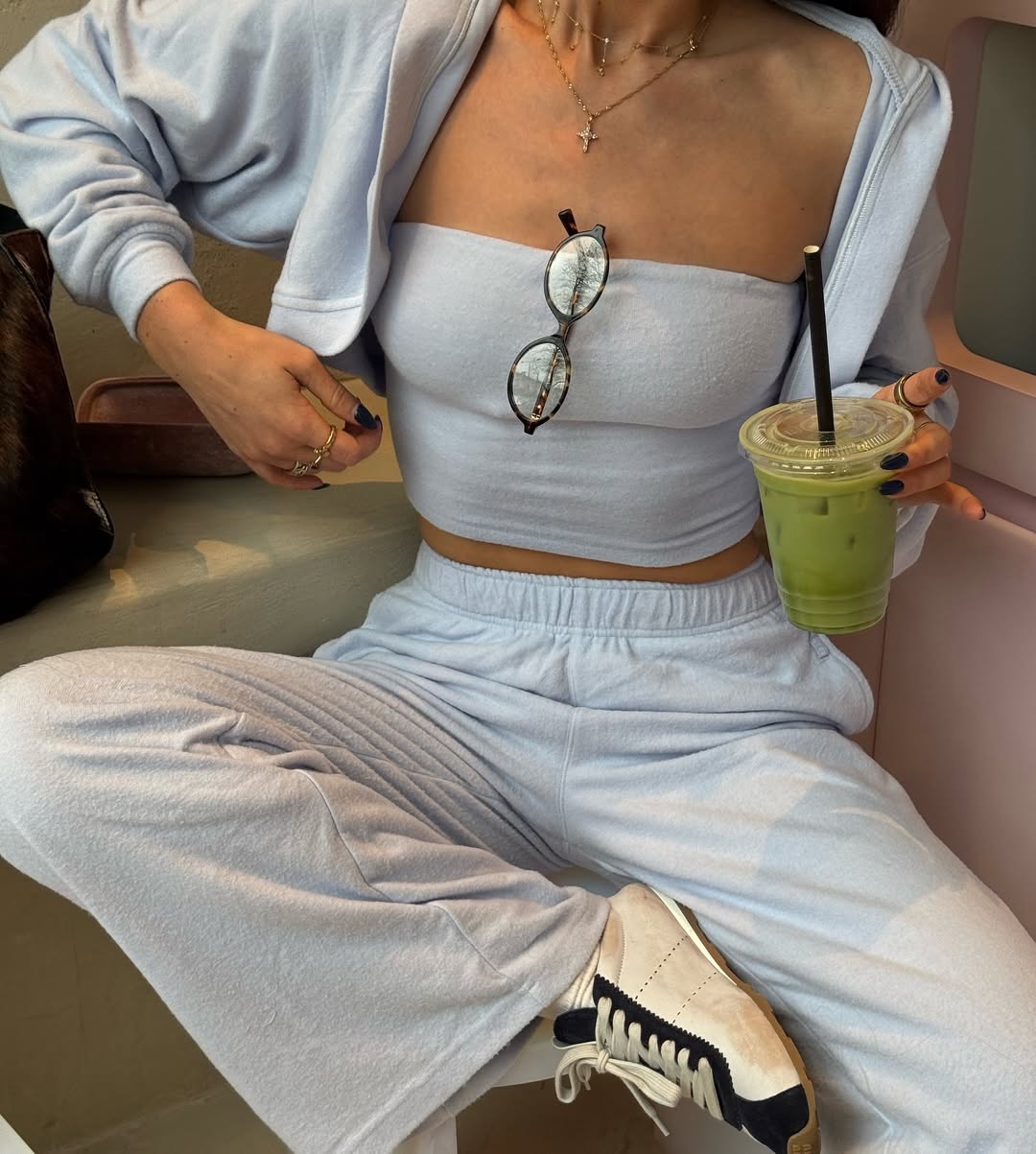 Influenserka vežba i pije smuti