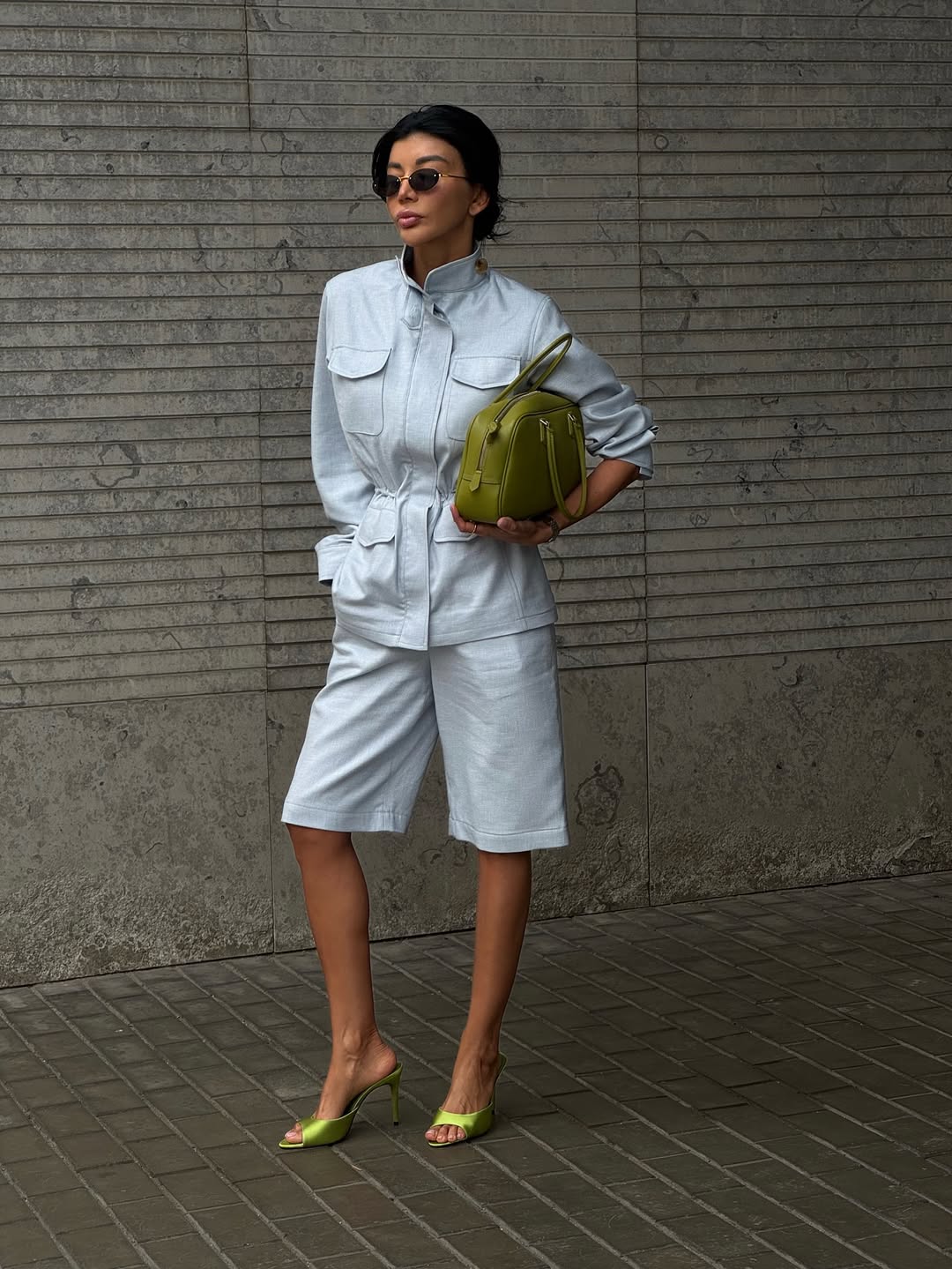 Influenserka nosi kožnu torbu u zelenoj boji kao modni akcenat