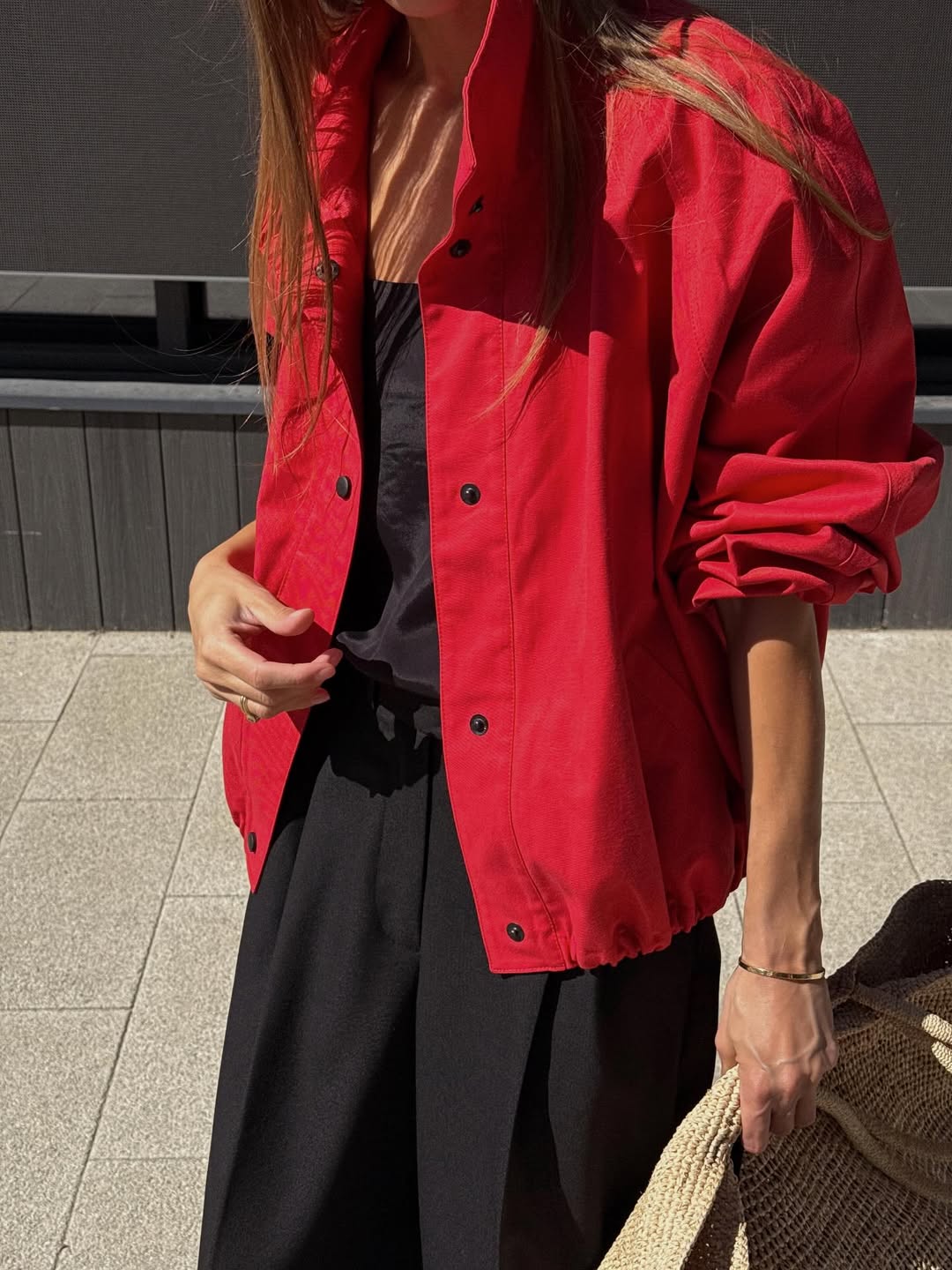 crvene jakne i kaputi