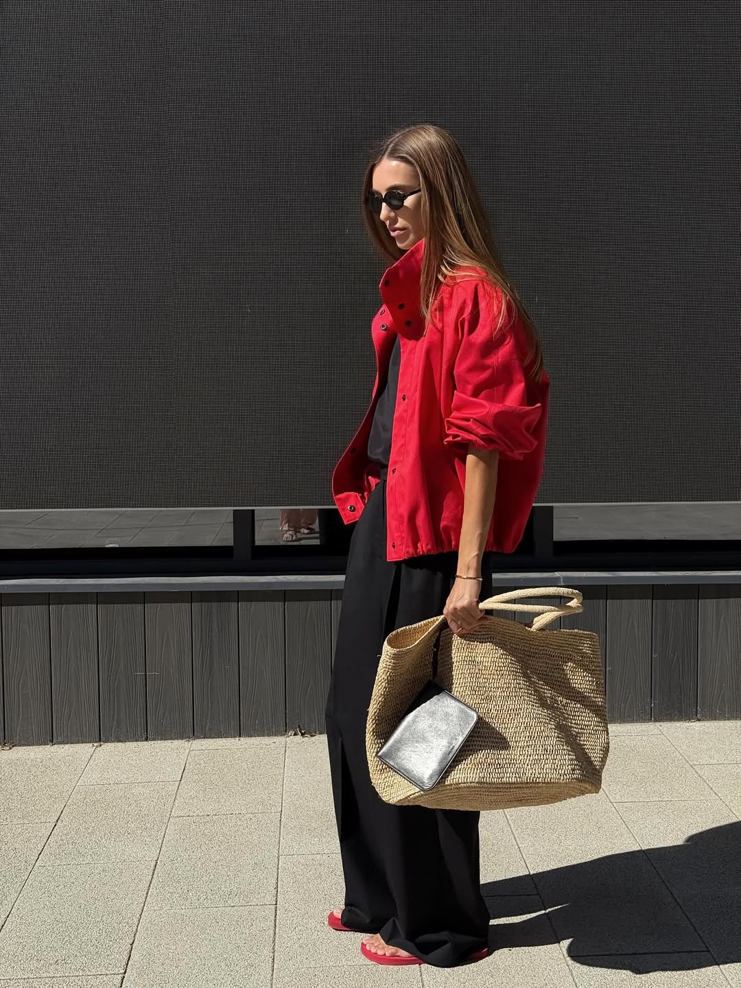 crvene jakne i kaputi