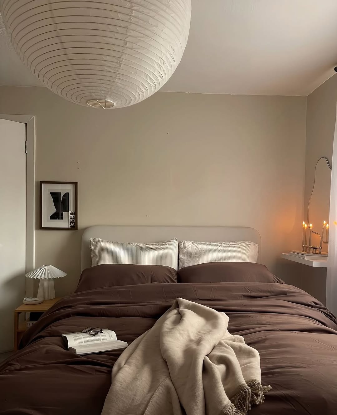 Braon posteljina u spavaćoj