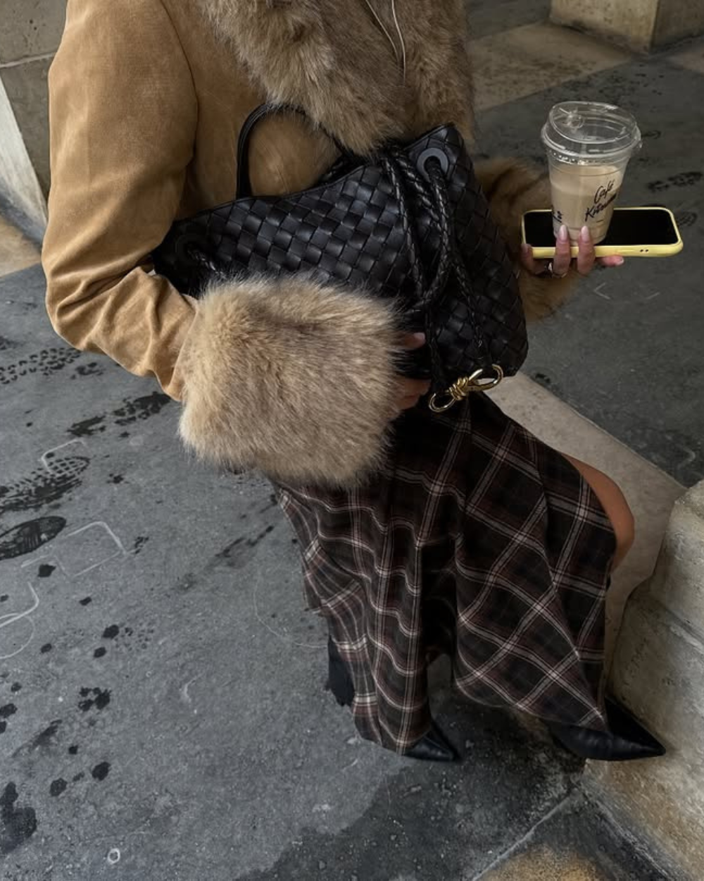 Džemperi i sakoi sa krznenim okovratnicima i rukavima su in