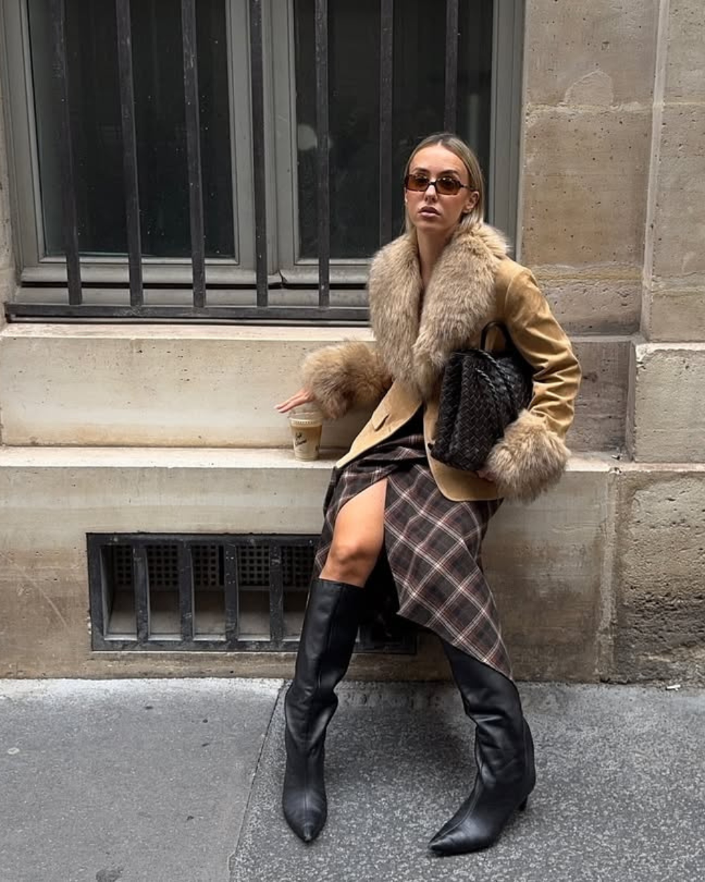 Džemperi i sakoi sa krznenim okovratnicima i rukavima su in