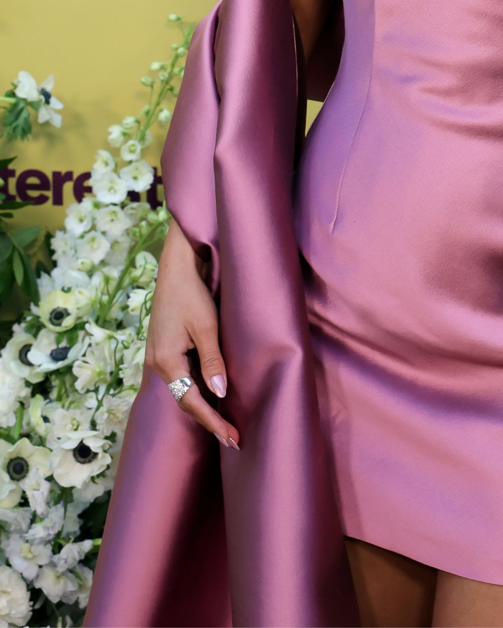 Jelly chrome nokti Selene Gomez 