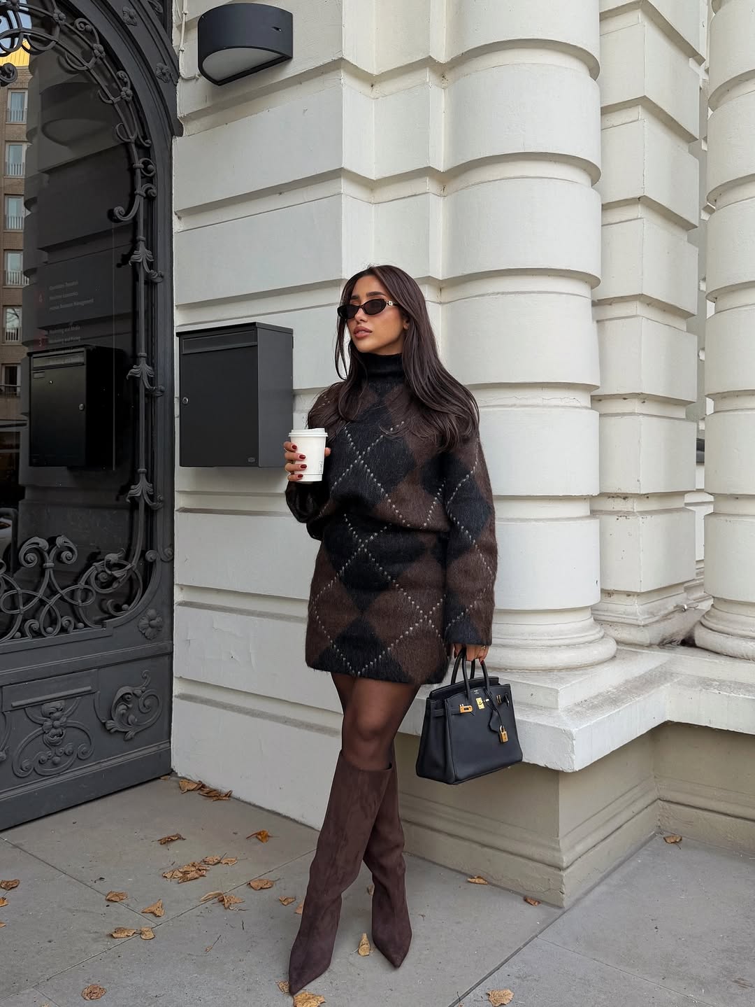 Providne crne hulahopke su must-have jesenji aksesoar