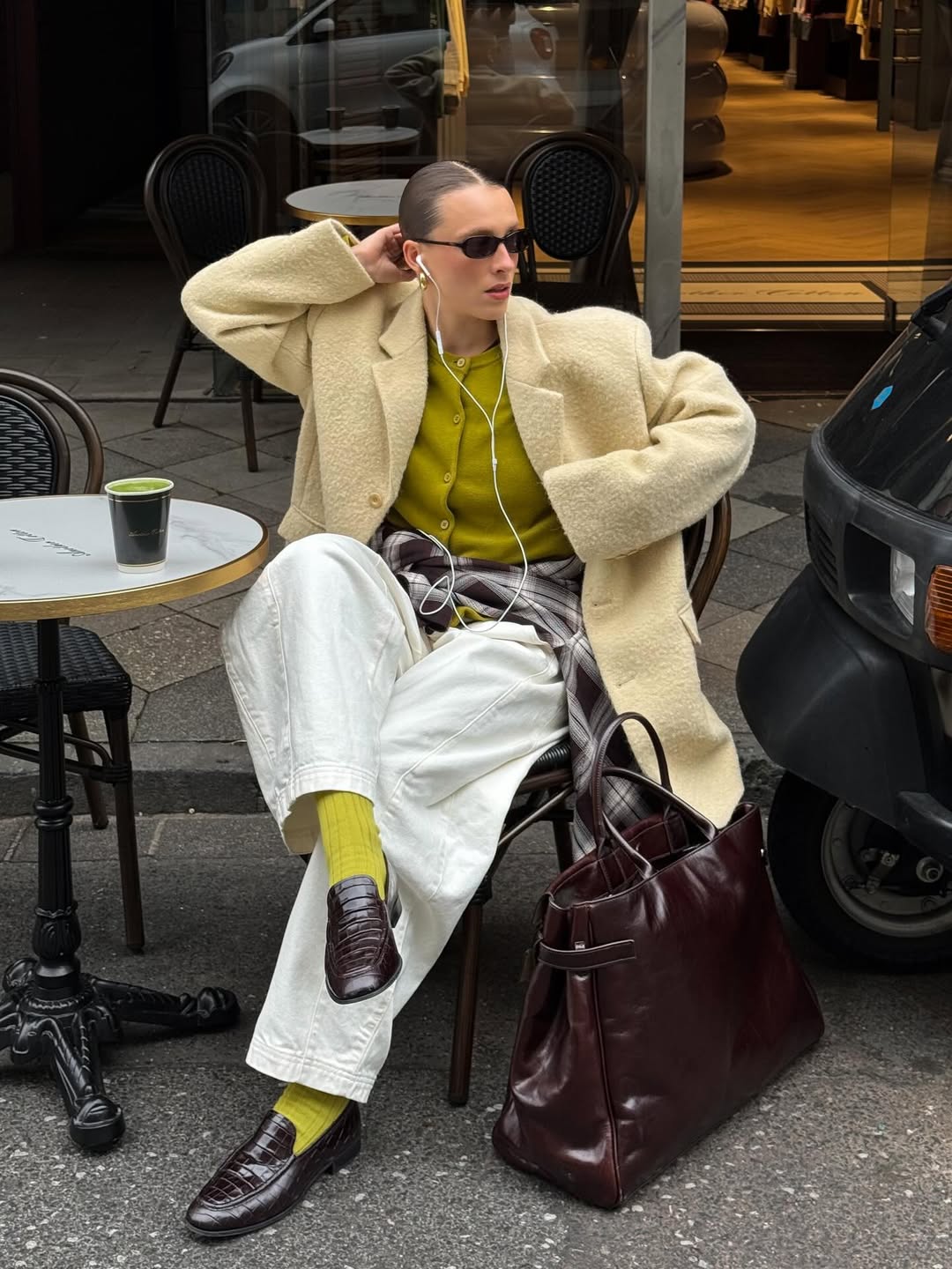 Karirane košulje oko struka u jesenjim kombinacijama