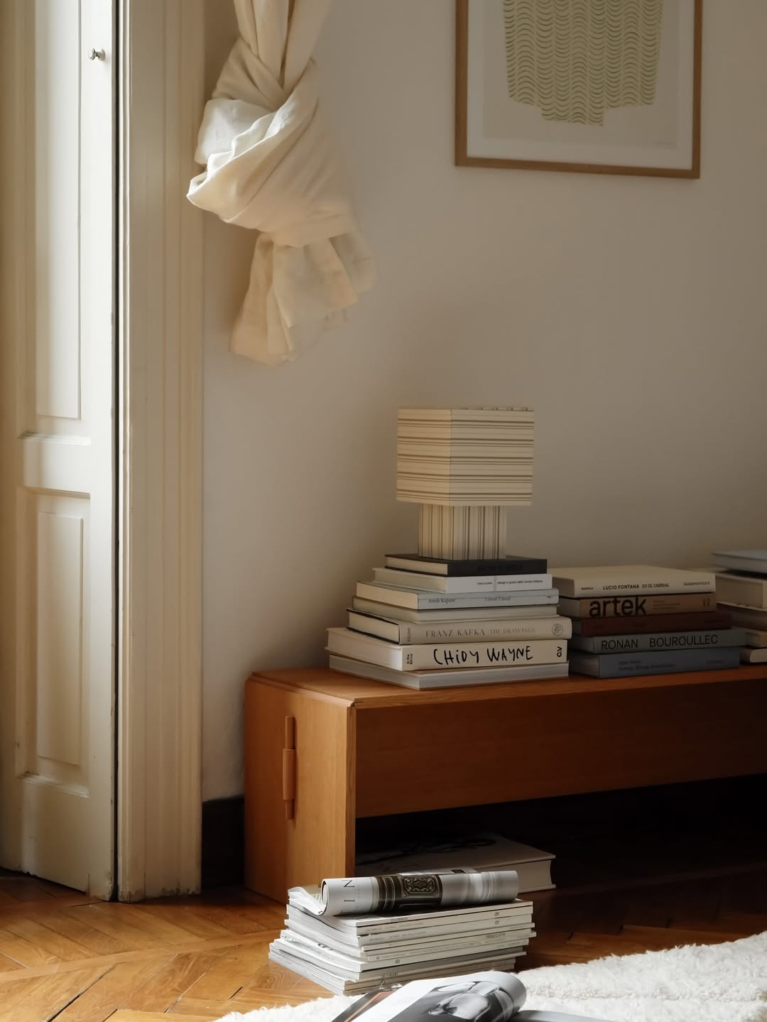 Knjige u enterijeru unose lični pečat