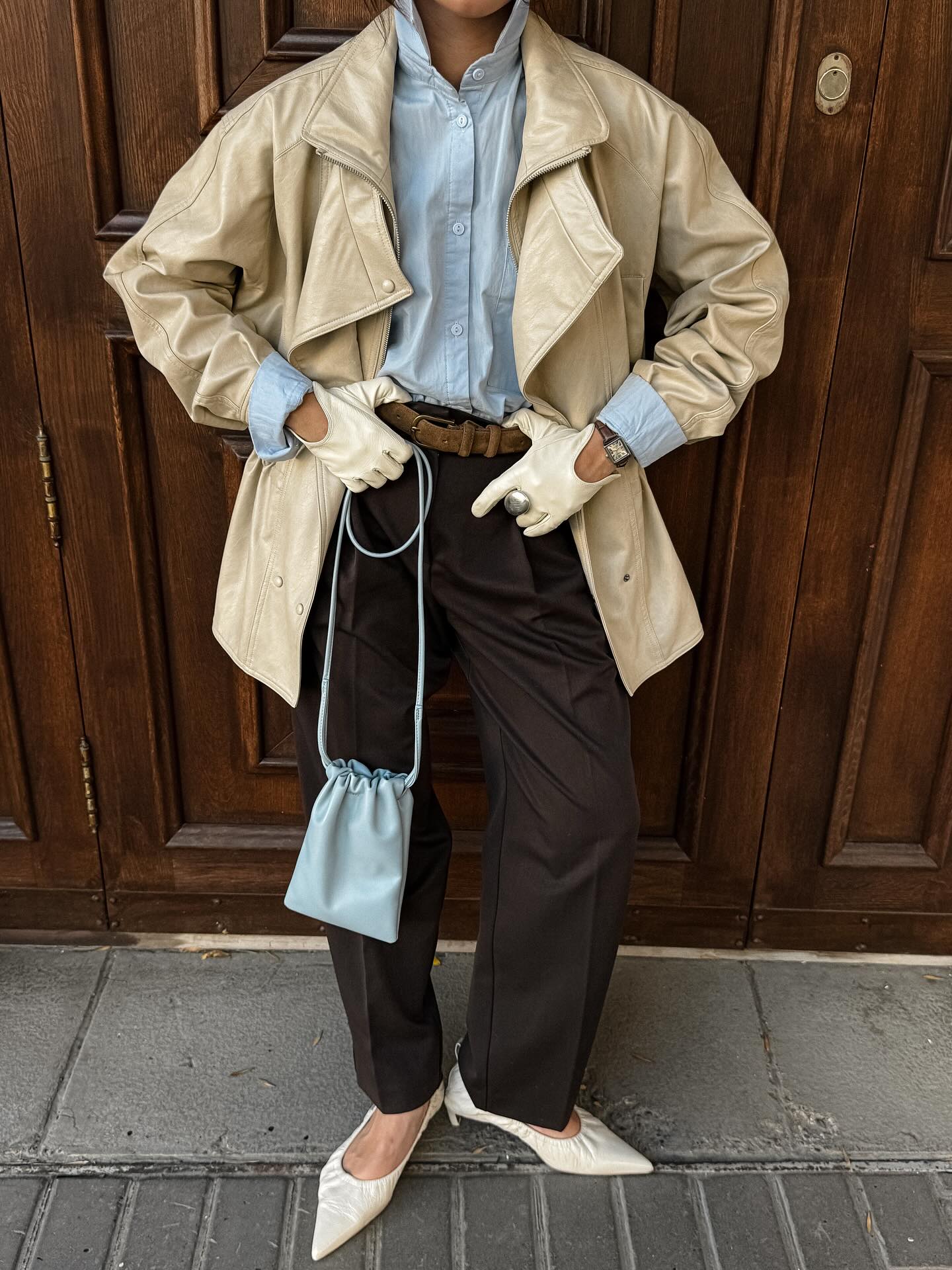 Kožne rukavice u boji jesenji trend