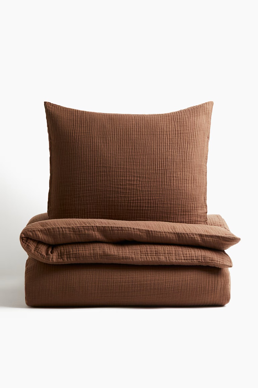 Nakon puter žute, u spavaću sobu nam stiže čokoladno braon posteljina4