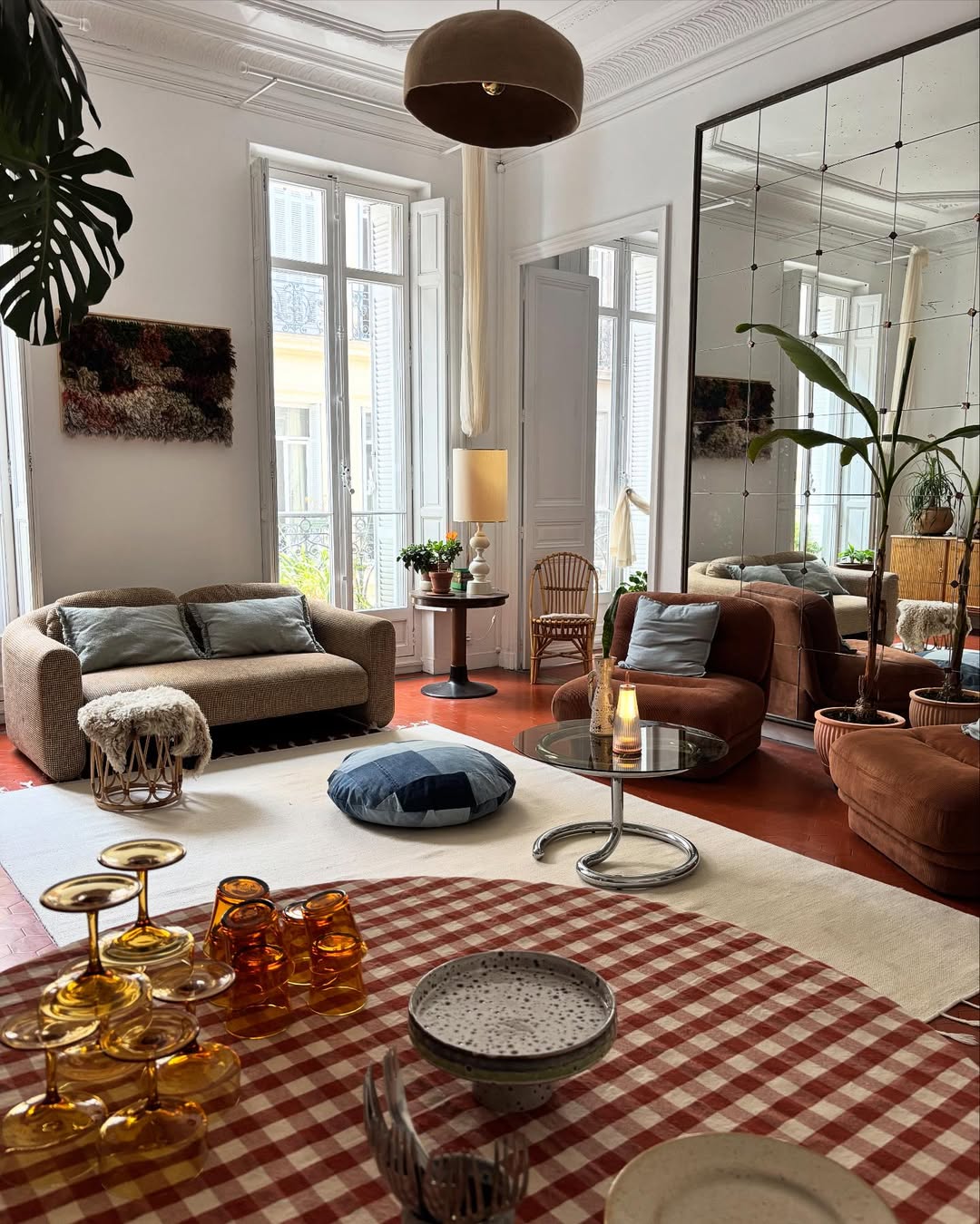 Ogledala u enterijeru vizuelno izdužuju prostor