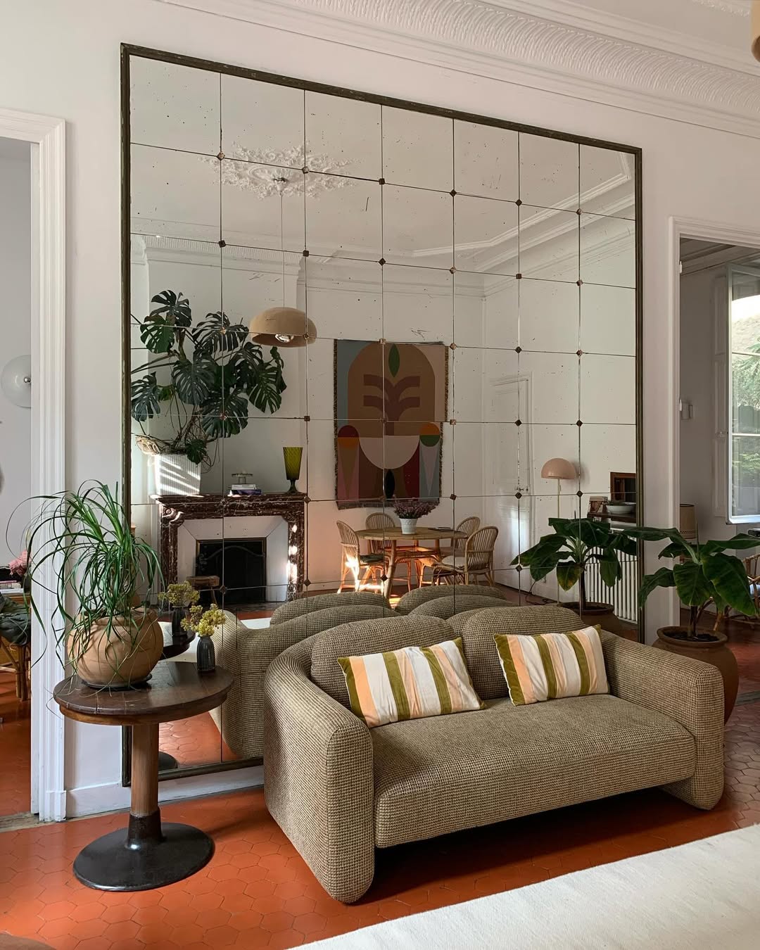 Ogledala u enterijeru vizuelno izdužuju prostor