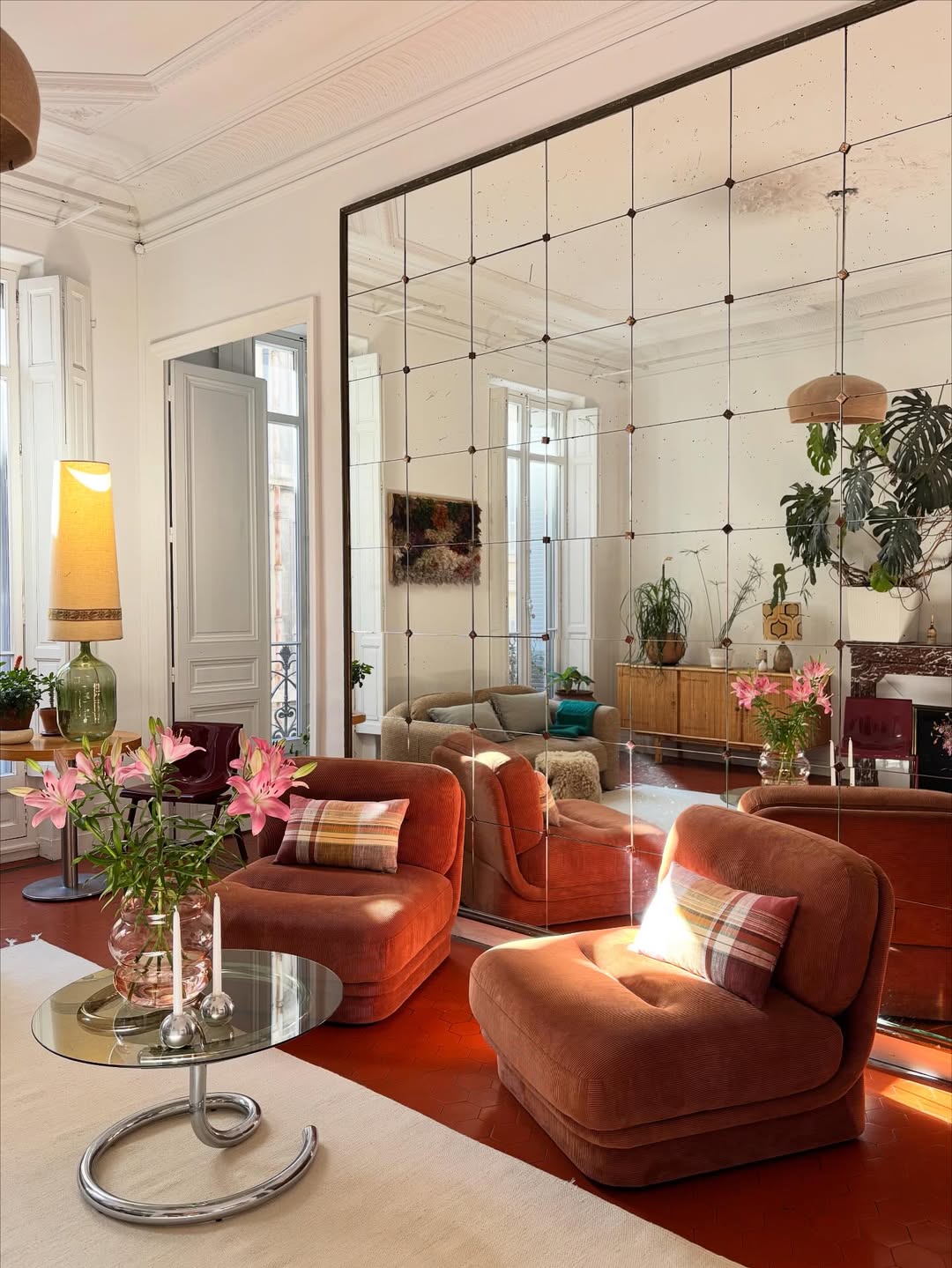 Ogledala u enterijeru vizuelno izdužuju prostor