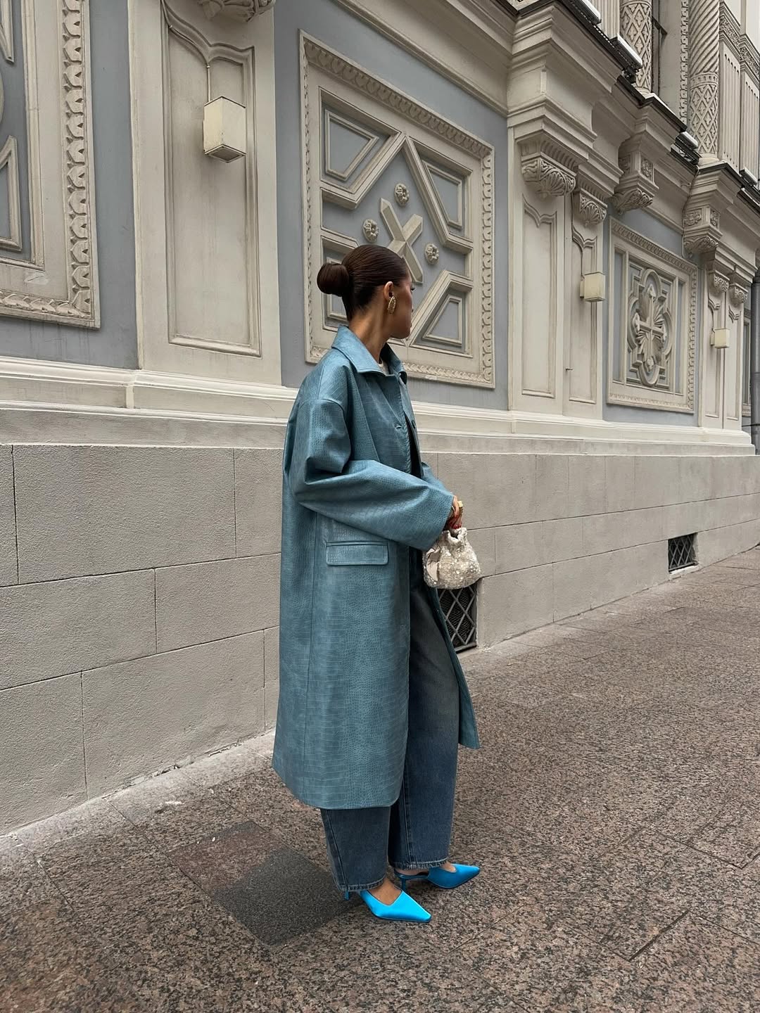 Svetloplava boja u jesenjim kombinacijama je in