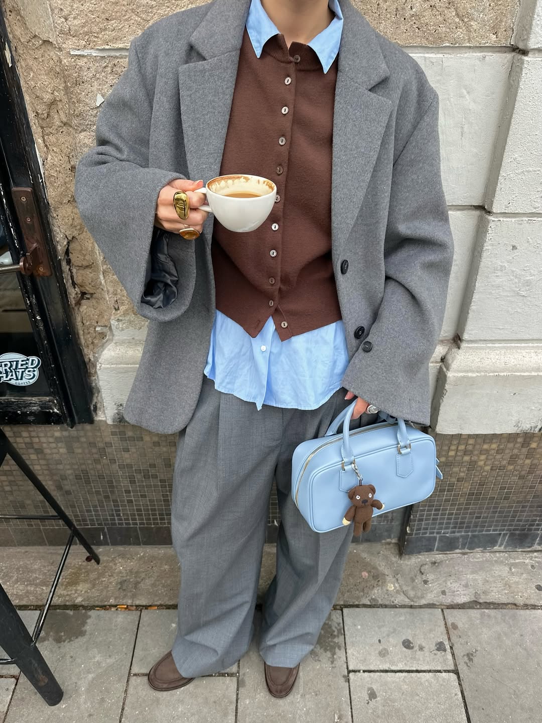 Svetloplava boja u jesenjim kombinacijama je in