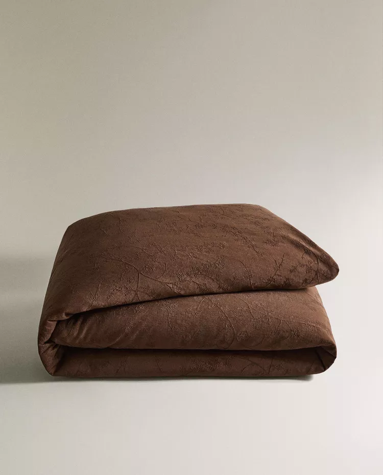 Čokoladno braon posteljina dominira