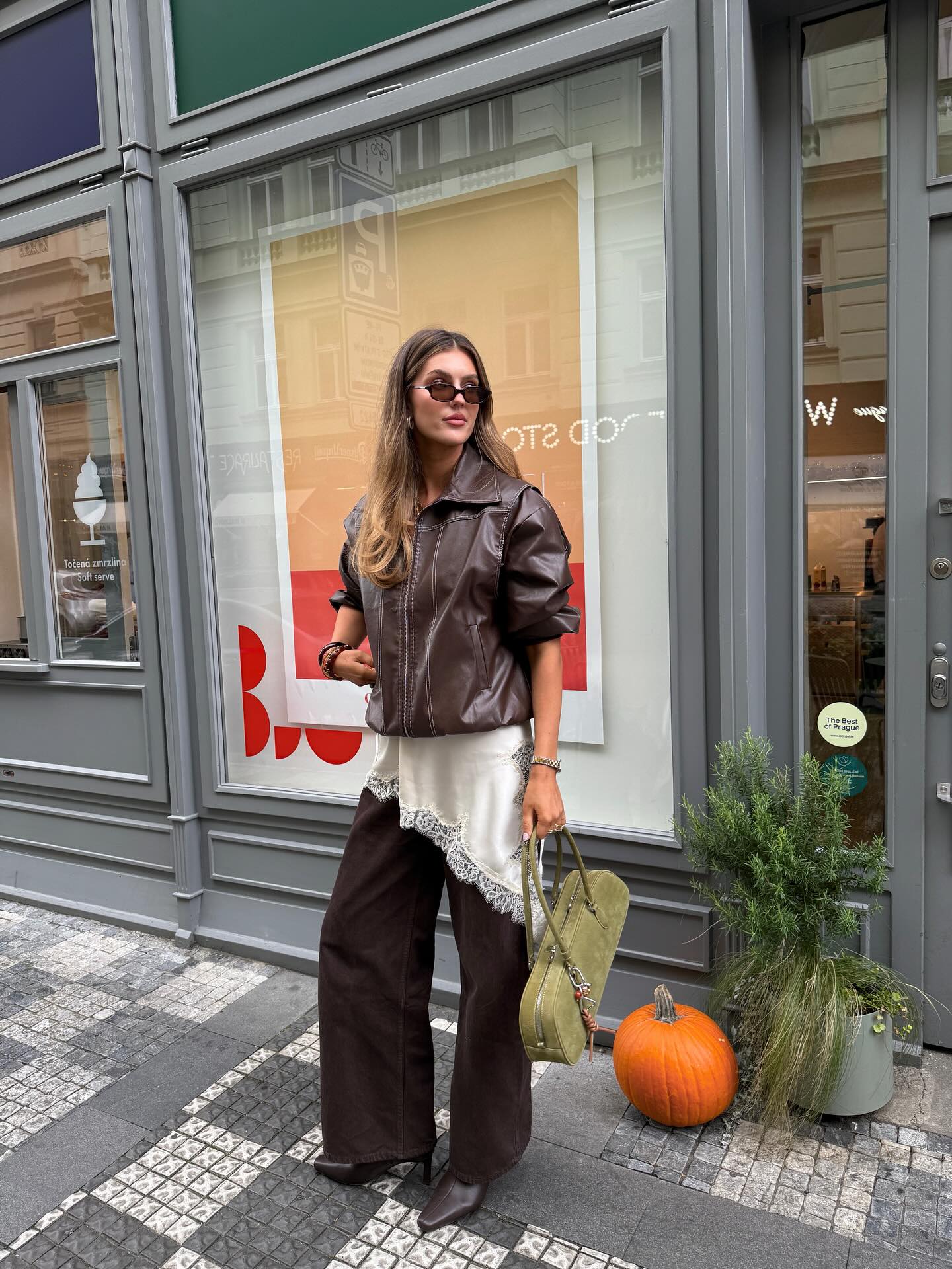 Zarina asimetrična haljina u jesenjim autfitima