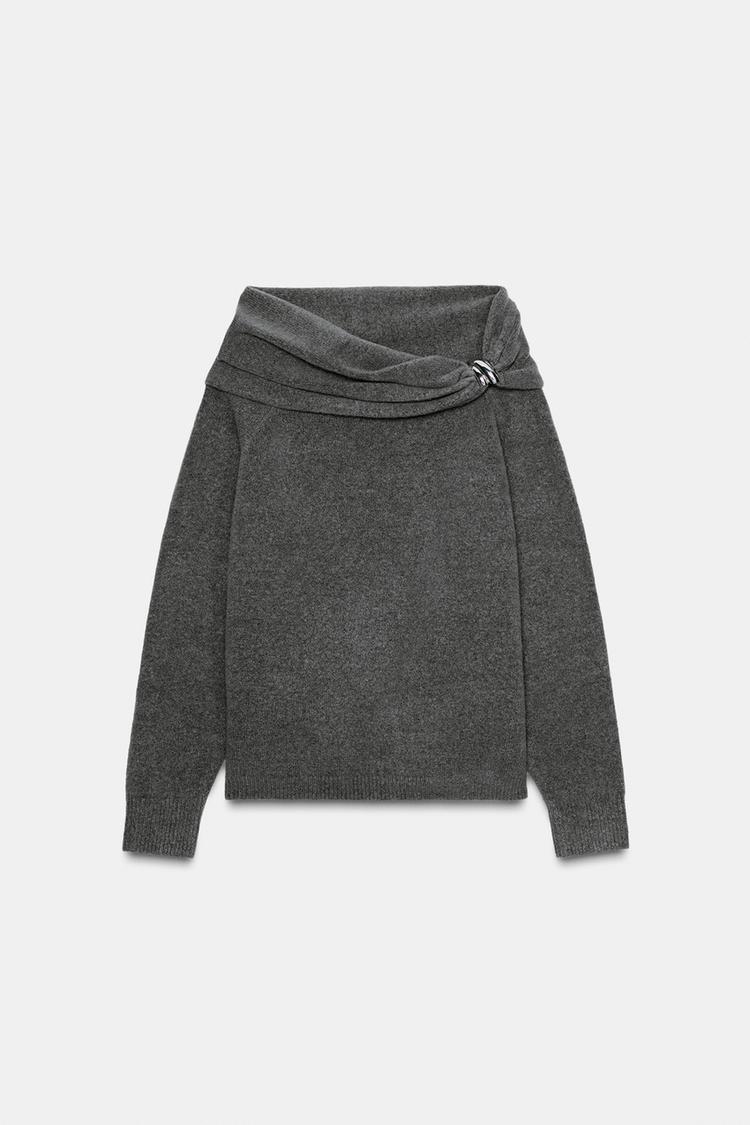 Džemperi sa golim ramenima su in