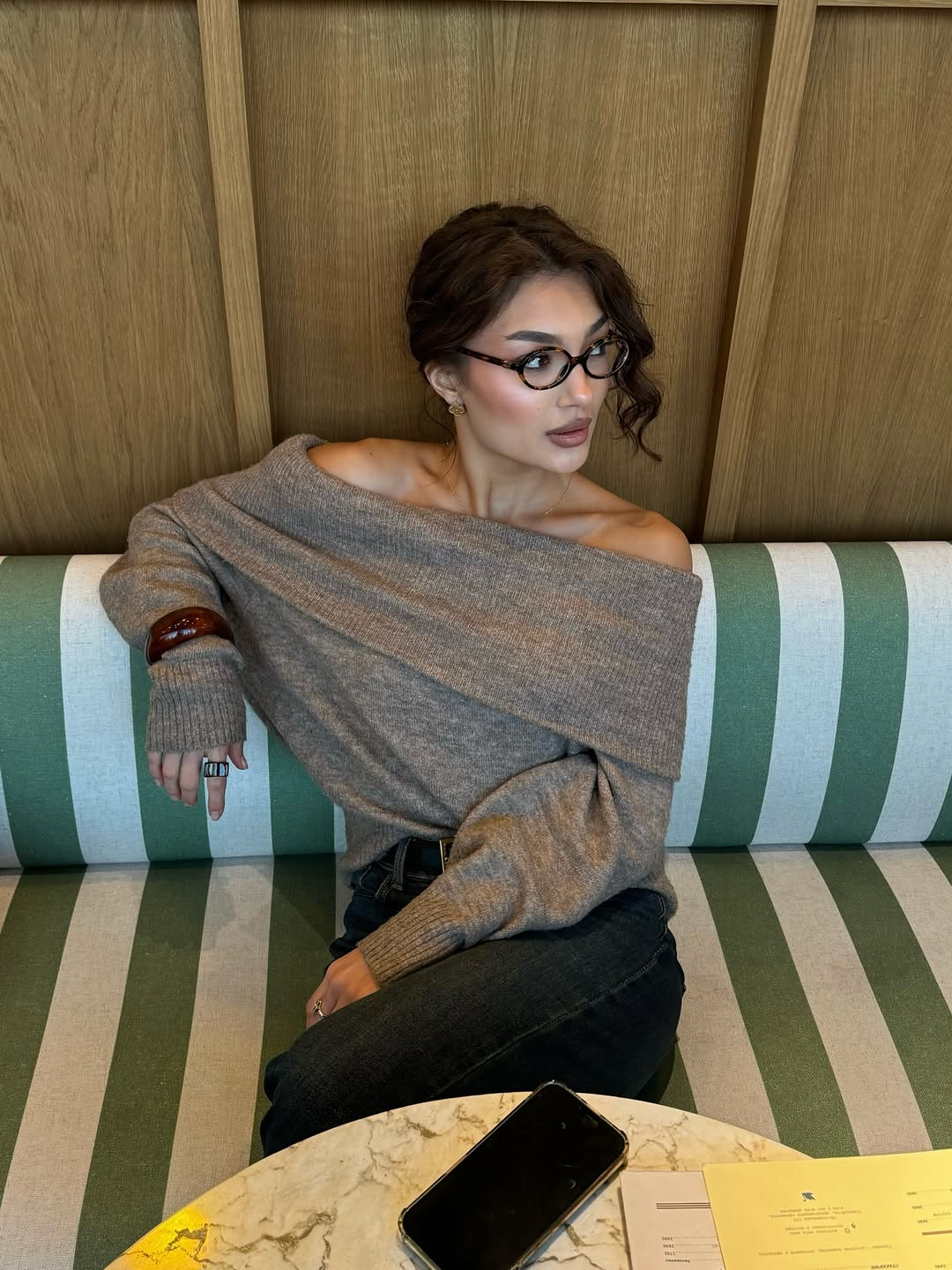 Džemperi sa golim ramenima su u trendu