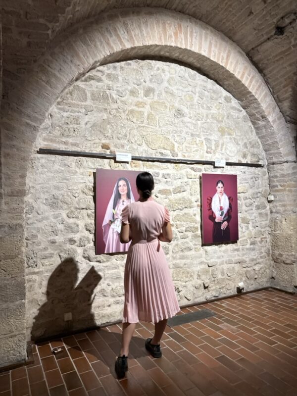 Žene koje inspirišu – od vladarki do vizionarki današnjice: Vodimo vas na must-see izložbu „Odraz“ posvećenu ženama