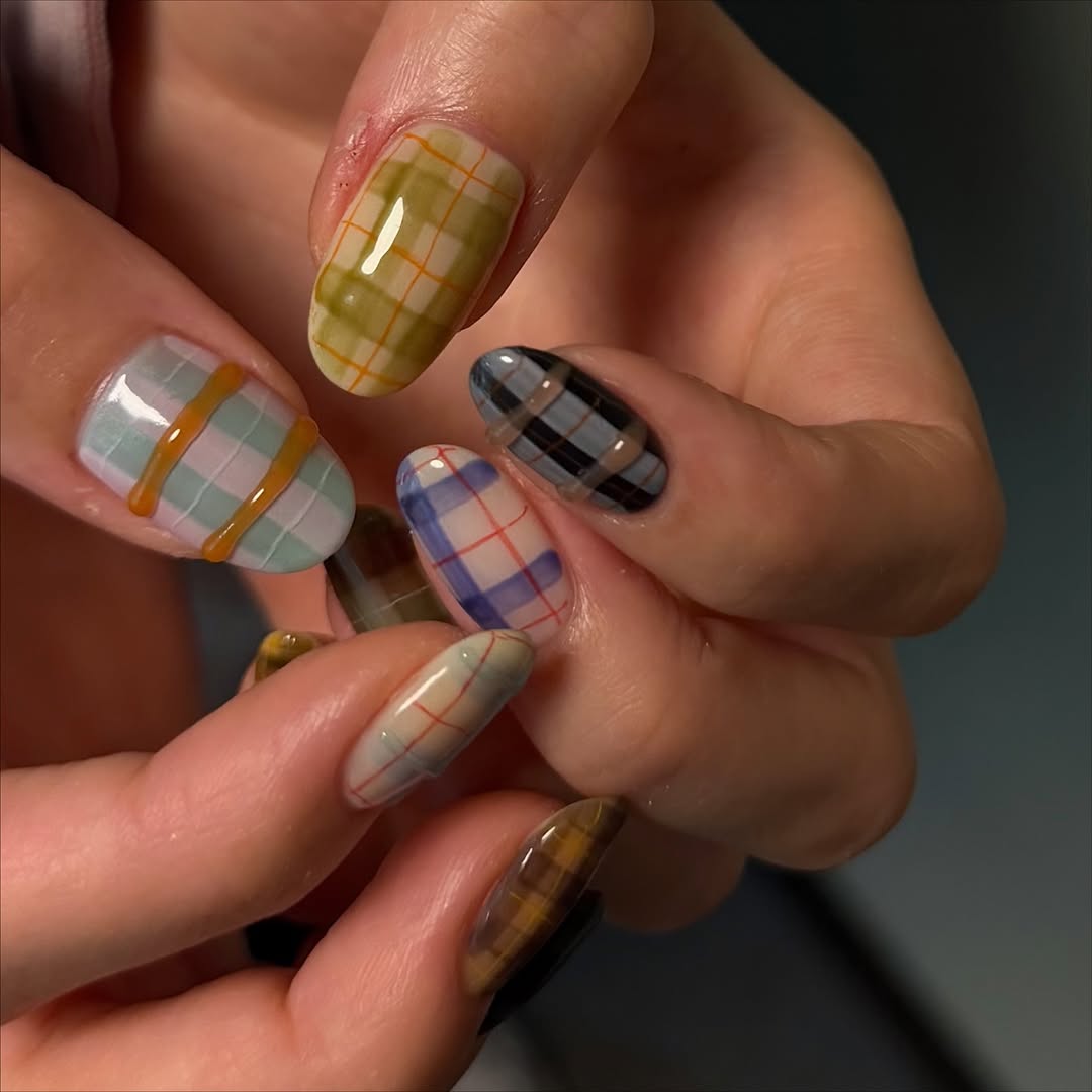 Karirani nokti su in