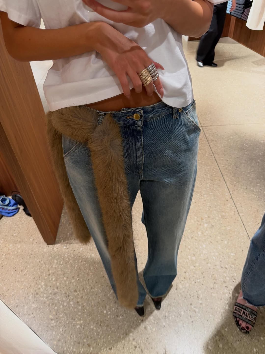 Krzneni šal oko struka je in