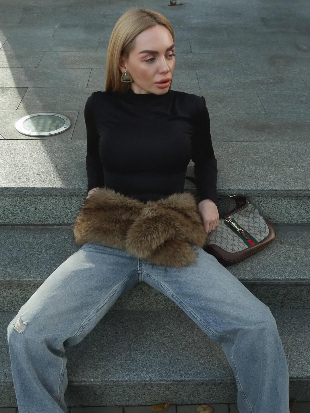 Krzneni šal oko struka je in