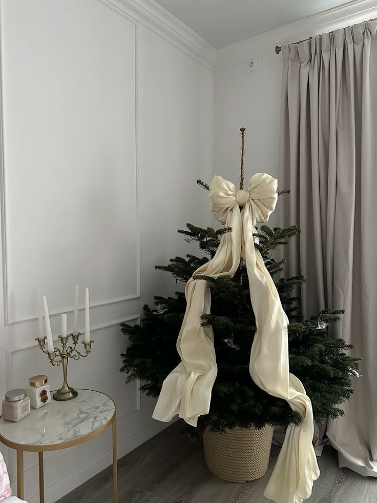 Minimalističke jelke sa mašnama