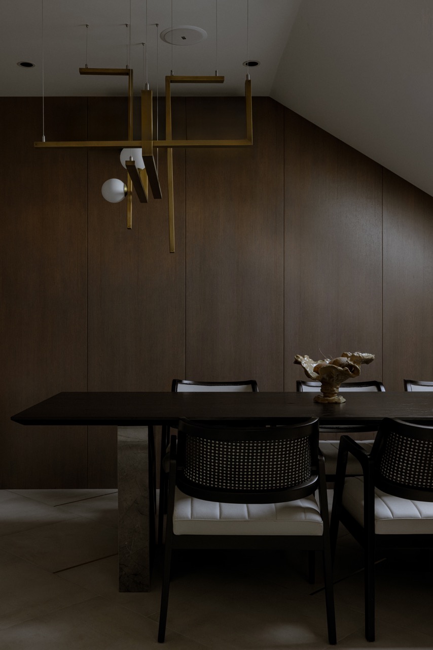 Svaki predmet ima svoju priču i doprinosi celini na nenametljiv način. Volim kada prostor odiše toplinom i kada kroz teksture i tonove možeš da osetiš mir. U dnevnom boravku to je postignuto kroz prirodne materijale i umetničke akcente, u kuhinji kroz igru svetlosti i refleksija, a u spavaćoj sobi kroz nežan balans tamnih površina i mekih tkanina. Dečja soba - poseban deo projekta čuva duh igre, slobode i boja, ali u okviru estetike koja poštuje ostatak doma.