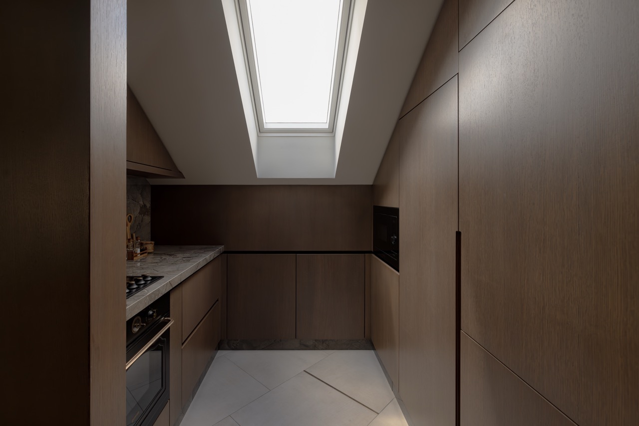 Svaki predmet ima svoju priču i doprinosi celini na nenametljiv način. Volim kada prostor odiše toplinom i kada kroz teksture i tonove možeš da osetiš mir. U dnevnom boravku to je postignuto kroz prirodne materijale i umetničke akcente, u kuhinji kroz igru svetlosti i refleksija, a u spavaćoj sobi kroz nežan balans tamnih površina i mekih tkanina. Dečja soba - poseban deo projekta čuva duh igre, slobode i boja, ali u okviru estetike koja poštuje ostatak doma.